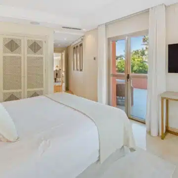 Duplex penthouse in a secure gated community with sea views in La Morera, Marbella East Picture 62