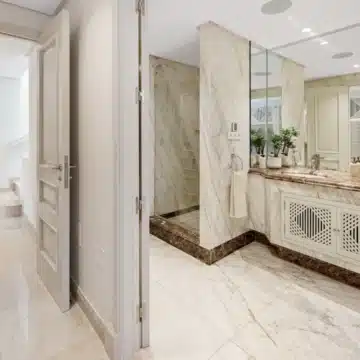 Duplex penthouse in a secure gated community with sea views in La Morera, Marbella East Picture 64
