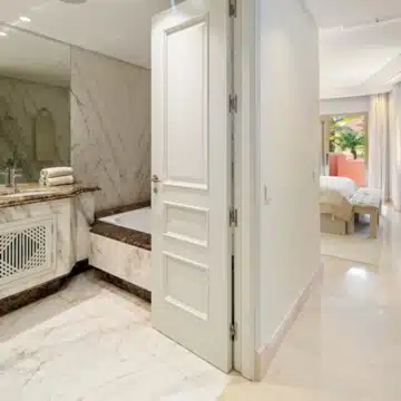 Duplex penthouse in a secure gated community with sea views in La Morera, Marbella East Picture 65