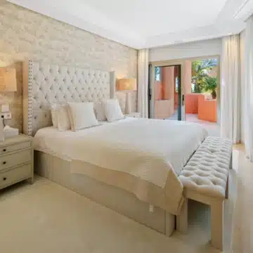 Duplex penthouse in a secure gated community with sea views in La Morera, Marbella East Picture 66