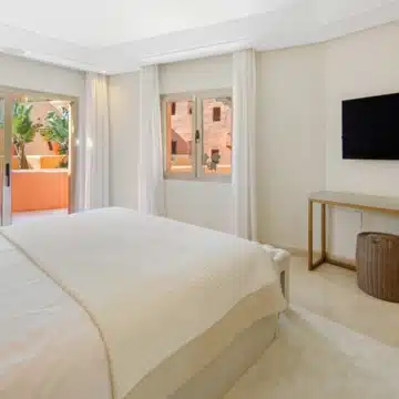 Duplex penthouse in a secure gated community with sea views in La Morera, Marbella East Picture 67