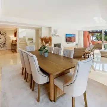 Duplex penthouse in a secure gated community with sea views in La Morera, Marbella East Picture 9