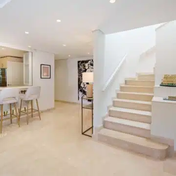 Duplex penthouse in a secure gated community with sea views in La Morera, Marbella East Picture 8