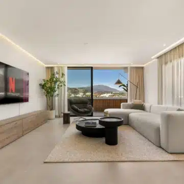 Stylishly renovated Penthouse with Sea and Mountain Views in Nueva Andalucia Picture 7