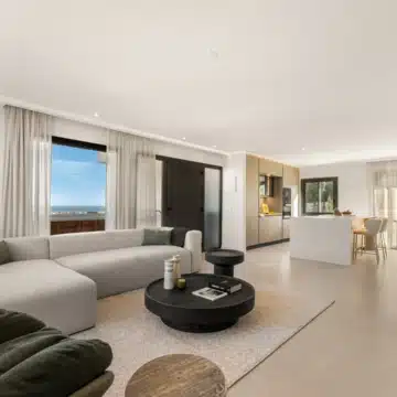 Stylishly renovated Penthouse with Sea and Mountain Views in Nueva Andalucia Picture 4