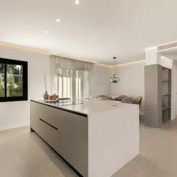 Stylishly renovated Penthouse with Sea and Mountain Views in Nueva Andalucia Picture 5