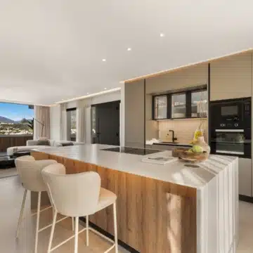 Stylishly renovated Penthouse with Sea and Mountain Views in Nueva Andalucia Picture 1