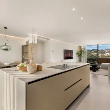 Stylishly renovated Penthouse with Sea and Mountain Views in Nueva Andalucia Picture 8
