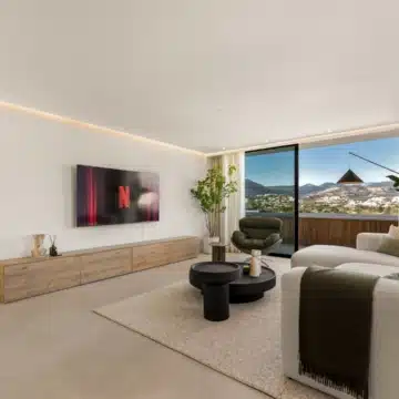 Stylishly renovated Penthouse with Sea and Mountain Views in Nueva Andalucia Picture 10