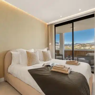 Stylishly renovated Penthouse with Sea and Mountain Views in Nueva Andalucia Picture 13