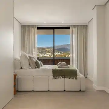 Stylishly renovated Penthouse with Sea and Mountain Views in Nueva Andalucia Picture 14