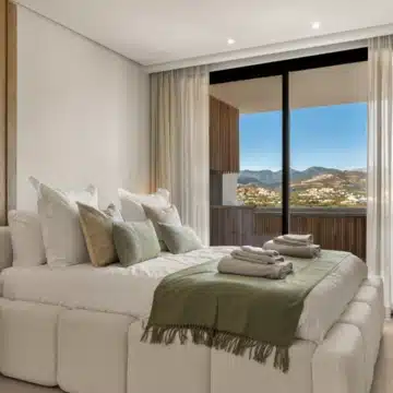 Stylishly renovated Penthouse with Sea and Mountain Views in Nueva Andalucia Picture 2