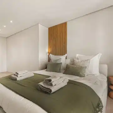 Stylishly renovated Penthouse with Sea and Mountain Views in Nueva Andalucia Picture 6