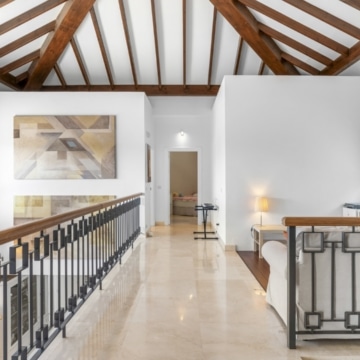 Elegant villa with beautiful sea views located in the highly sought-after area of Paraíso Alto, Benahavis Picture 25