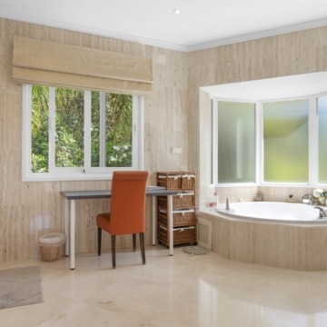 Elegant villa with beautiful sea views located in the highly sought-after area of Paraíso Alto, Benahavis Picture 21
