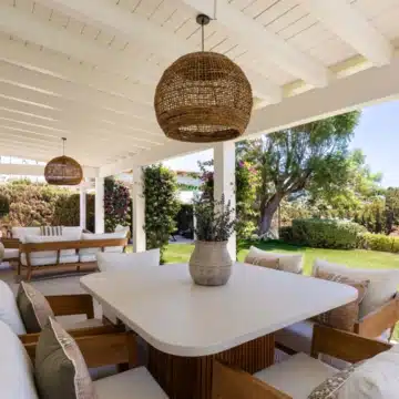 Frontline golf villa with attractive views located in the prestigious El Paraíso, Benahavís Picture 5