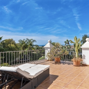 Elegant villa with beautiful sea views located in the highly sought-after area of Paraíso Alto, Benahavis Picture 22