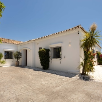 Frontline golf villa with attractive views located in the prestigious El Paraíso, Benahavís Picture 16