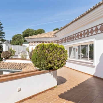 Elegant villa with beautiful sea views located in the highly sought-after area of Paraíso Alto, Benahavis Picture 23
