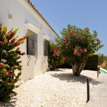 Frontline golf villa with attractive views located in the prestigious El Paraíso, Benahavís Picture 17
