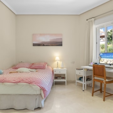 Elegant villa with beautiful sea views located in the highly sought-after area of Paraíso Alto, Benahavis Picture 24