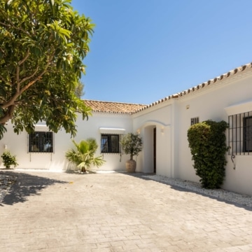 Frontline golf villa with attractive views located in the prestigious El Paraíso, Benahavís Picture 18