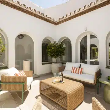 Frontline golf villa with attractive views located in the prestigious El Paraíso, Benahavís Picture 6
