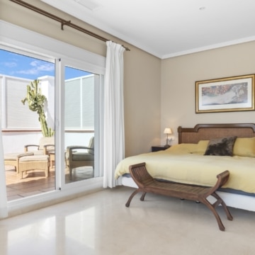 Elegant villa with beautiful sea views located in the highly sought-after area of Paraíso Alto, Benahavis Picture 28