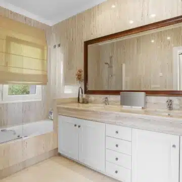 Elegant villa with beautiful sea views located in the highly sought-after area of Paraíso Alto, Benahavis Picture 29