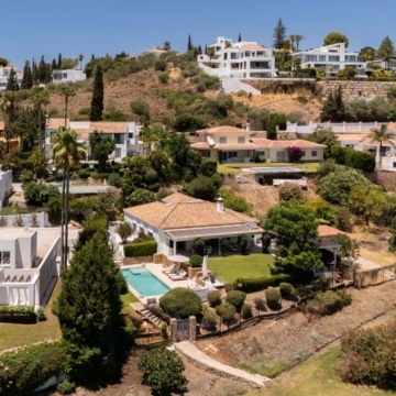 Frontline golf villa with attractive views located in the prestigious El Paraíso, Benahavís Picture 22