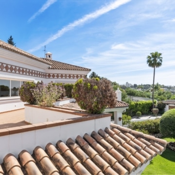Elegant villa with beautiful sea views located in the highly sought-after area of Paraíso Alto, Benahavis Picture 30