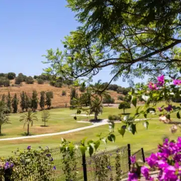 Frontline golf villa with attractive views located in the prestigious El Paraíso, Benahavís Picture 8