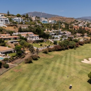Frontline golf villa with attractive views located in the prestigious El Paraíso, Benahavís Picture 23