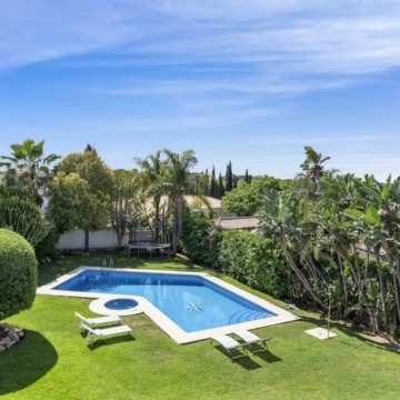 Elegant villa with beautiful sea views located in the highly sought-after area of Paraíso Alto, Benahavis Picture 31