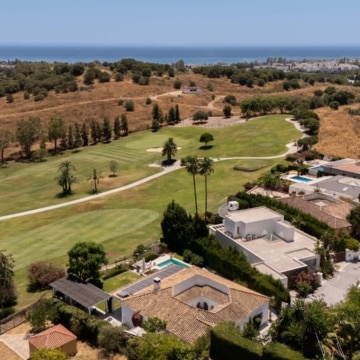 Frontline golf villa with attractive views located in the prestigious El Paraíso, Benahavís Picture 24