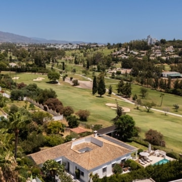 Frontline golf villa with attractive views located in the prestigious El Paraíso, Benahavís Picture 25