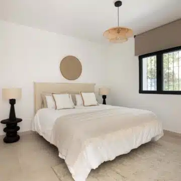 Frontline golf villa with attractive views located in the prestigious El Paraíso, Benahavís Picture 2