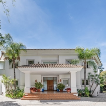 Elegant villa with beautiful sea views located in the highly sought-after area of Paraíso Alto, Benahavis Picture 35