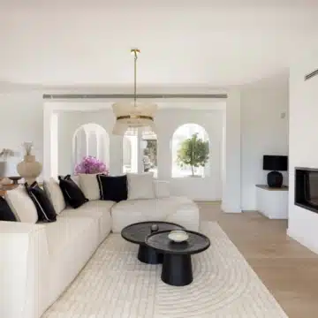 Frontline golf villa with attractive views located in the prestigious El Paraíso, Benahavís Picture 0