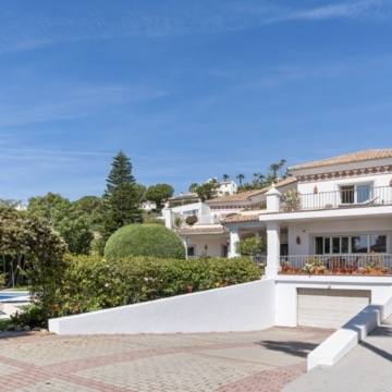 Elegant villa with beautiful sea views located in the highly sought-after area of Paraíso Alto, Benahavis Picture 36