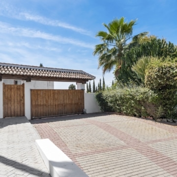 Elegant villa with beautiful sea views located in the highly sought-after area of Paraíso Alto, Benahavis Picture 37