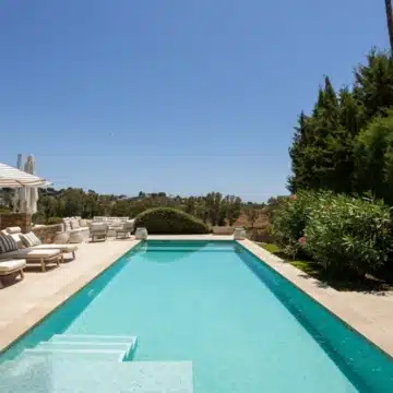 Frontline golf villa with attractive views located in the prestigious El Paraíso, Benahavís Picture 9