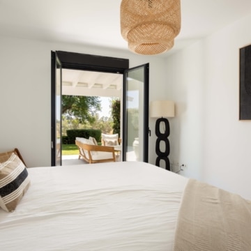 Frontline golf villa with attractive views located in the prestigious El Paraíso, Benahavís Picture 30