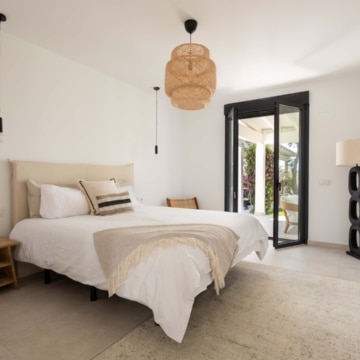 Frontline golf villa with attractive views located in the prestigious El Paraíso, Benahavís Picture 31