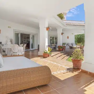 Elegant villa with beautiful sea views located in the highly sought-after area of Paraíso Alto, Benahavis Picture 3