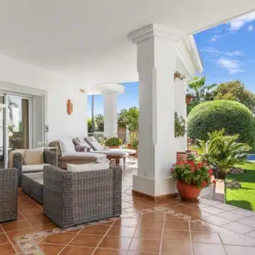 Elegant villa with beautiful sea views located in the highly sought-after area of Paraíso Alto, Benahavis Picture 9