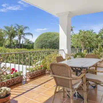 Elegant villa with beautiful sea views located in the highly sought-after area of Paraíso Alto, Benahavis Picture 6