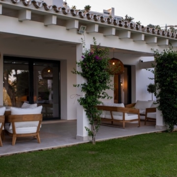 Frontline golf villa with attractive views located in the prestigious El Paraíso, Benahavís Picture 38