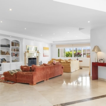 Elegant villa with beautiful sea views located in the highly sought-after area of Paraíso Alto, Benahavis Picture 15
