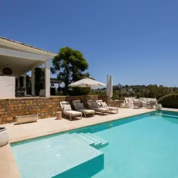 Frontline golf villa with attractive views located in the prestigious El Paraíso, Benahavís Picture 10